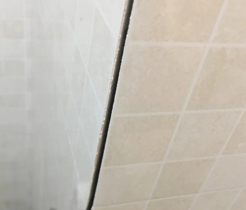 红星瓷砖空鼓维修公司分享阳台瓷砖脱落的修复过程可以分为以下几个步骤
